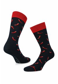 Granatowe skarpetki z czerwonym ściągaczem, ozdobione małymi wzorami czerwonej papryczki chili, wykonane z miękkiego, elastycznego materiału.