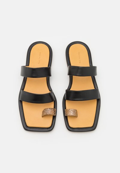 Rejina Pyo LARISSA - Mules - black