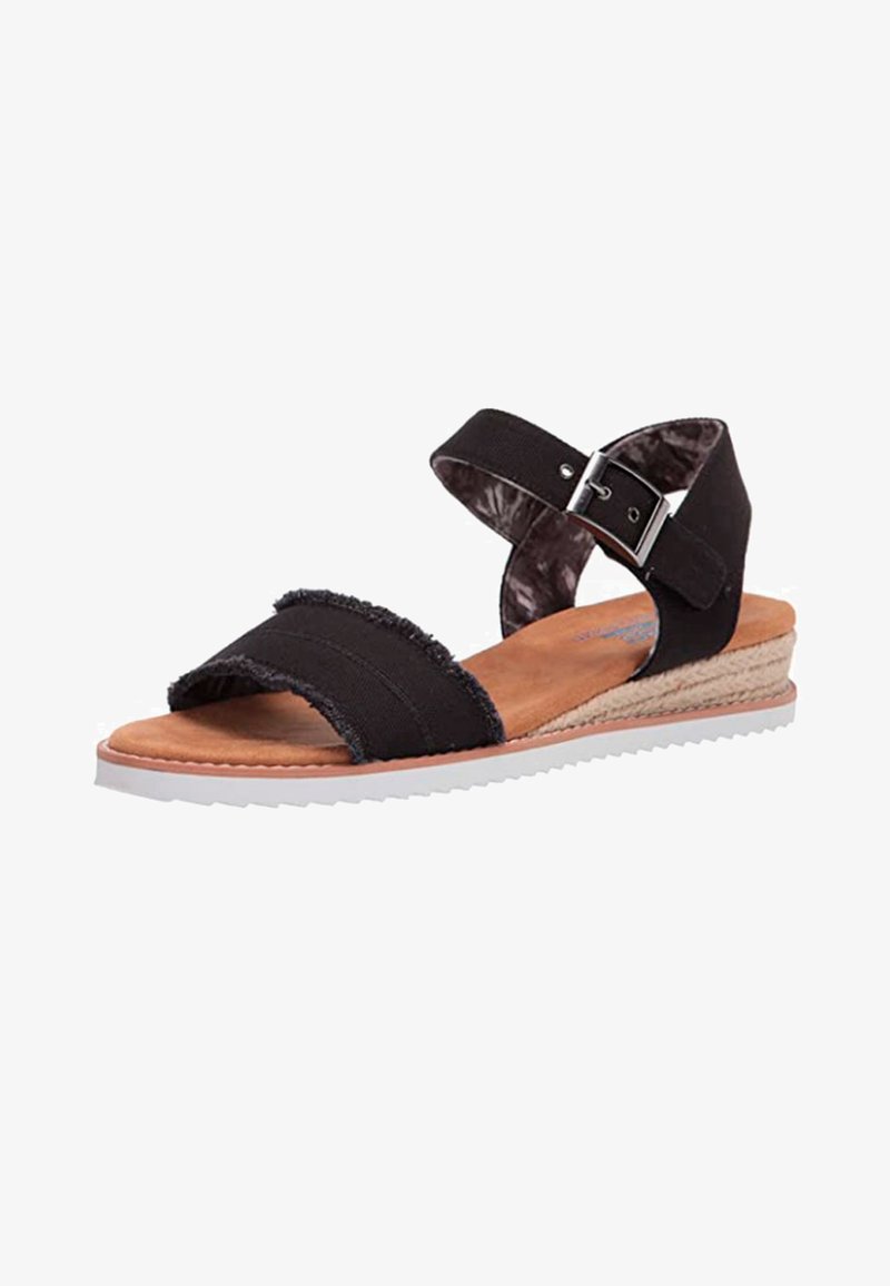 Zwarte stoffen sandaal met twee brede banden met een rafelrand, een enkelband met een metalen gesp en een bescheiden wig-espadrille zool.