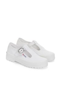 Scarpe di tela bianche con punta arrotondata, design aperto ai lati, strap regolabile e suola in gomma texturizzata. Presentano il logo Superga sul lato.