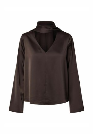 Tamno smeđa satenska bluza s dugim rukavima, V-izrezom i labavim detaljem nalik na šal oko ovratnika.