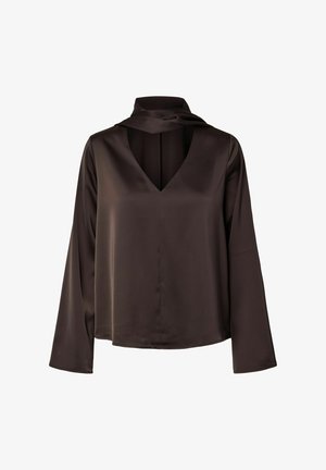Donkerbruine satijnen blouse met lange mouwen, V-hals en een losse sjaalachtige detail rond de kraag.