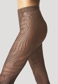 Brune mønstrede strømpebukser med et geometrisk netdesign, der har en bred ribkant med brandlogoet øverst.