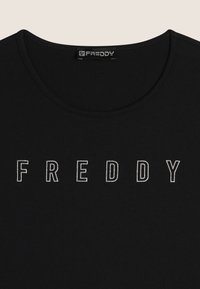 T-shirt in cotone nero con scollatura tonda e maniche corte. Presenta il nome del marchio "FREDDY" in caratteri audaci con contorno argento.