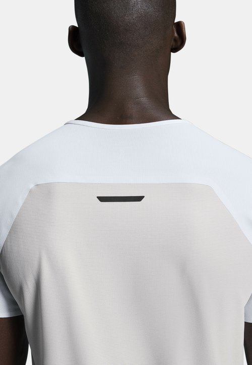 On PERFORMANCE - Sports T-shirt - white silver — foto 5