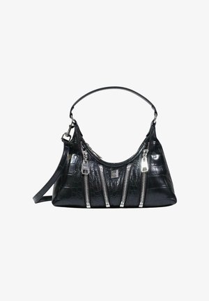 Bolso de mano de imitación de cocodrilo negro con forma curvada, detalles en cremalleras plateadas y dos opciones de transporte: un asa superior y una correa desmontable.