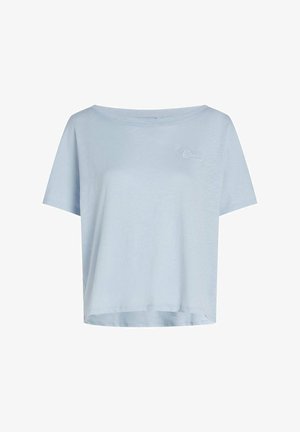 Hele sinise lühikeste varrukatega T-särk, millel on lahtine lõige, ümar kaelus ja peenelt tikitud logo vasakul rinnal. Pehme puuvillane materjal.