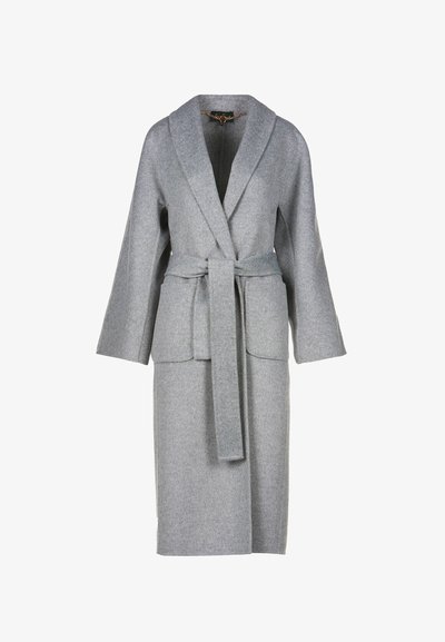 Garšs pelēks vilnas mētelis ar plašām atlokām, divām priekšējām kabatām, platajām piedurknēm un ceturtdaļas auduma jostu, kas sasieta ap vidu.