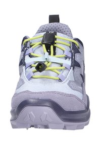 Scarpa da trekking leggera in lavanda e blu marino, con tessuto a rete, suola in gomma, sistema di allacciatura rapida e dettagli testurizzati sui lati.