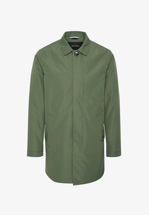Olivově zelený, lehký kabát s špičatým límcem, jednobarevným zapínáním na knoflík a dvěma bočními kapsami. Hladká, voděodolná tkanina.
