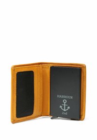 Cartera de cuero en un vibrante color naranja, con una ranura para identificación de malla negra y un inserto negro con el logo "HARBOUR 2nd" y diseño de ancla.