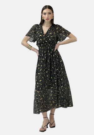 Robe maxi noire à motif floral, avec de courtes manches volantées, taille froncée et texture transparente. Des accents dorés dans le motif floral ajoutent des détails.