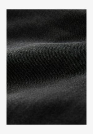 Sort stof med en tekstureret overflade, der viser subtile bølger og en blød, mat finish. Materialet virker holdbart og tæt vævet.
