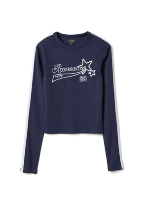 Donkerblauw, lange mouwen kindsshirt met witte zijstreep, witte tekst "Awesome", sterren en het nummer 28 op de voorkant gedrukt.