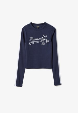 Camiseta infantil de manga larga azul marino con raya blanca lateral, texto blanco "Awesome", estrellas y número 28 estampados en el frente.
