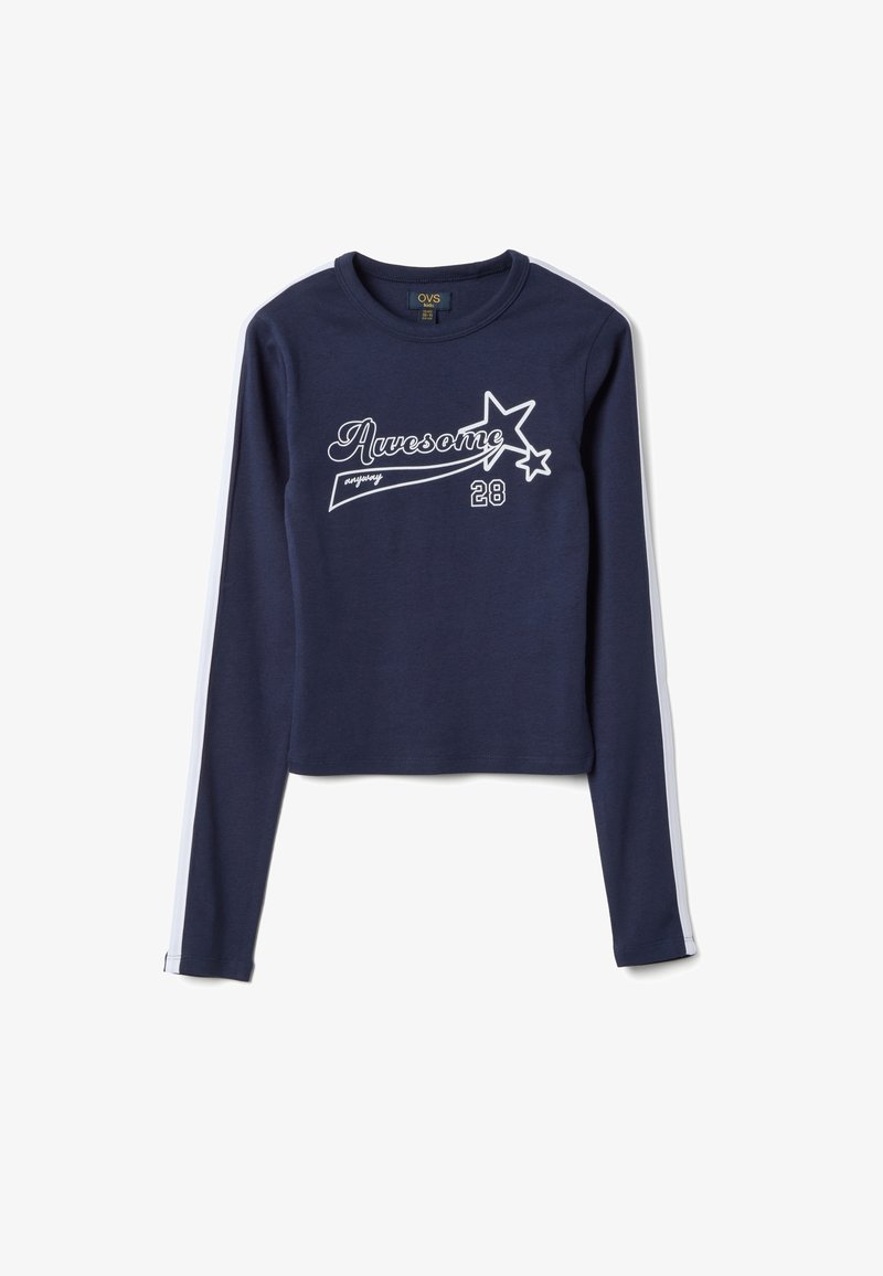 Chemise pour enfants à manches longues bleu marine avec une bande latérale blanche, le texte "Awesome" en blanc, des étoiles et le numéro 28 imprimés sur le devant.