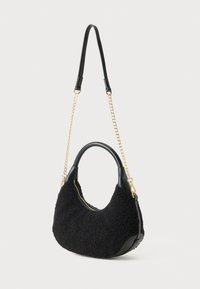 Melnā vilnas crescent formas roča soma ar ādas apmalēm, īsām rokturēm, zelta ķēdes siksniņu un rāvējslēdzēja aizdari, redzama uz baltas fona.