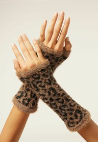 Leopardenmuster fingerlose Handschuhe aus weichem, strukturiertem braunem Fell mit schwarzen Flecken und flauschigen Bündchen. Kuscheliges und warmes Design für die Hände.
