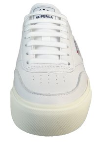 Sneaker in pelle bianca con punta rotonda, dettagli perforati, chiusura con lacci e suola in gomma texturizzata. Presenta il marchio sulla linguetta e sul lato.