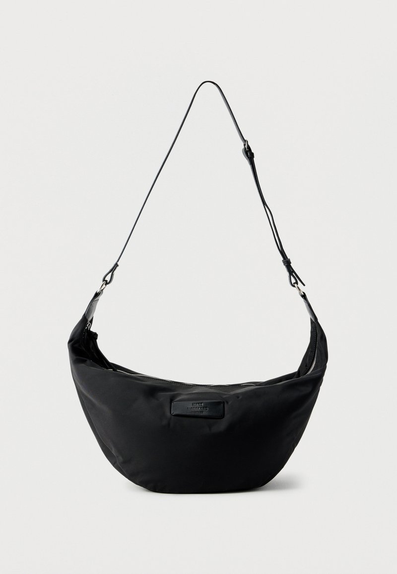 Geantă de umăr neagră în formă de semilună, cu curea reglabilă și partea superioară cu fermoar, având o mică etichetă dreptunghiulară cu logo pe față.
