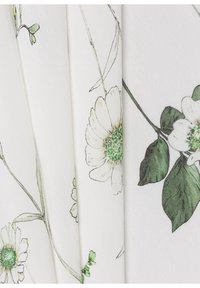 Tissu floral avec des fleurs blanches aux centres verts et des feuilles sur un fond blanc ; texture lisse avec des détails complexes.