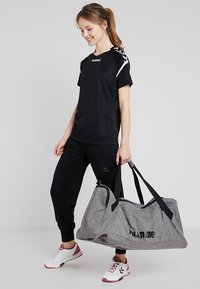 Hummel CORE BAG UNISEX - Bolsa de deporte - grey melange