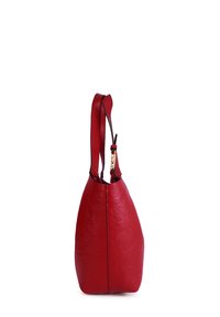 Bolso de mano de cuero rojo con una forma única, que presenta una única asa en bucle y una superficie texturizada. Acentuado con costuras en contraste.