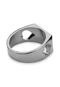 Silverfärgad metallring med en bred band, som har en geometrisk form och utskurna detaljer på sidorna. Slät yta med en polerad finish.