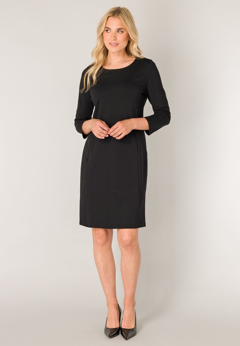 Zwarte jurk tot op de knie met een ronde halslijn en driekwartmouwen, gemaakt van gladde stof, voorzien van zijnaden en een aansluitend silhouet.