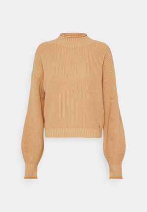 Suéter de punto beige con cuello alto acanalado, mangas largas abullonadas y puños y dobladillo acanalados, exhibido sobre un fondo blanco.