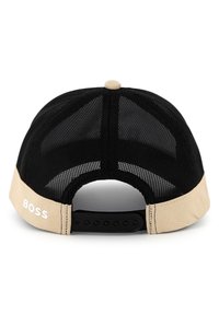 Vrachtwagenchauffeurspet met een zwart mesh bovenkant en een beige stoffen rand. Heeft het "BOSS" logo in het wit op de beige sectie. Verstelbare drukknopsluiting.