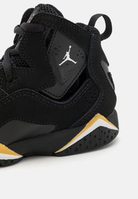 Jordan JORDAN TRUE FLIGHT UNISEX - Krepšinio batai - black/white/metallic gold