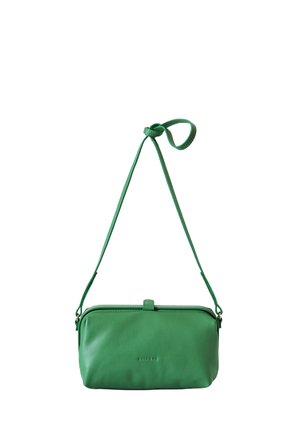 Bolso bandolera de cuero verde con una larga correa ajustable y un cierre simple, grabado con el nombre pequeño de la marca en el frente.
