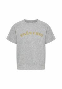 Grå kortärmad sweatshirt med rund halsringning och raglanärmar. Har guldtext som står "TRÈS CHIC" på framsidan.