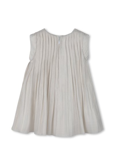 Robe sans manches beige clair avec plis verticaux, un col rond et une fermeture éclair à l'arrière. Confectionnée dans un tissu texturé et léger.
