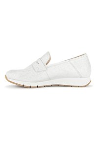Witte instapschoenen van textiel, met een band over de voorkant en een rubberen zool met een klein zichtbaar hakje.