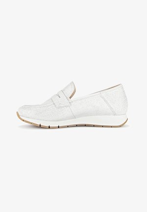 Witte instapschoenen van textiel, met een band over de voorkant en een rubberen zool met een klein zichtbaar hakje.