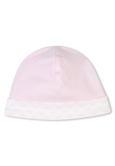 Lichtroze katoenen beanie met een opgevouwen witte band, met een subtiel herhalend "MK"-patroon aan de onderrand. Gladde textuur.