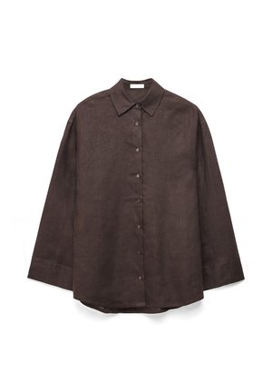 Temno rjava srajca z dolgimi rokavi in gumbi, z ostrim ovratnikom, položena na ravno belo podlago.