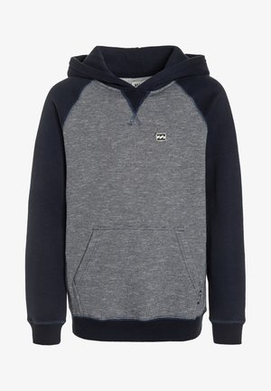 Marineblauer Kapuzenpullover mit grauem gestreiftem Vorderteil, Kängurutasche und kleinem Logo auf der oberen Brust.