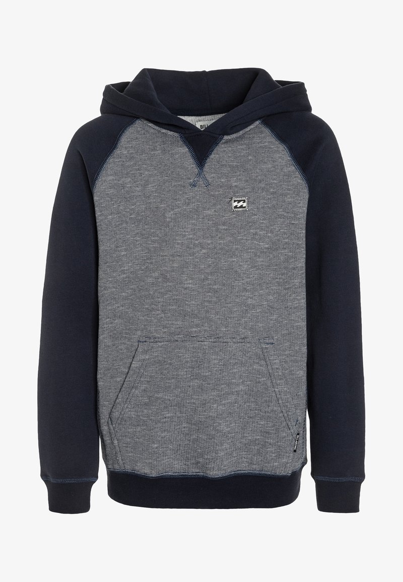 Sweat à capuche bleu marine avec devant rayé gris, poche kangourou et petit logo sur la poitrine supérieure.