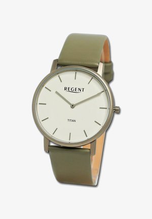 Montre ronde avec un cadran blanc, des index des heures en argent et un bracelet en silicone vert. Le nom de la marque "REGENT" ainsi que "TITAN" sont affichés sur le cadran.