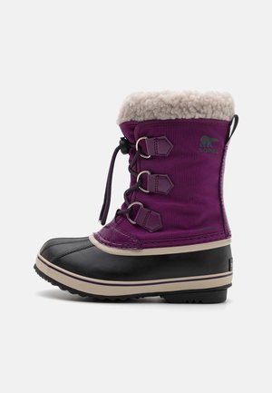 Lila Winterstiefel aus Stoff mit Fleecefutter, schwarzem Gummiboden, verstellbaren Schnürsenkeln und Metallbeschlägen für eine sichere Passform.