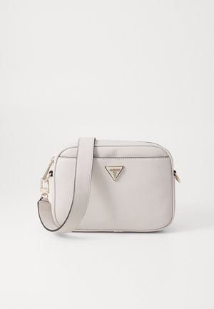 Lys grå rektangulær håndtaske med pebble-struktur, et gyldent trekantet logo og en justerbar rem. Designet til brug som skuldertaske eller crossbody.
