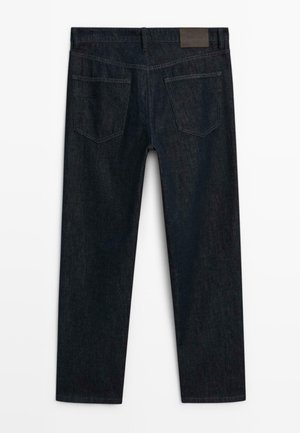 Jeans in denim blu scuro con taglio dritto, dotati di due tasche posteriori e una piccola etichetta in pelle sulla cintura.