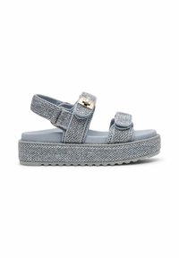 Ανοιχτό μπλε πλατφόρμα σανδάλι με υφασμάτινα λουριά, ρυθμιζόμενο πόρπη και κλείσιμο με βέλκρο σε σόλα με υφαντό μοτίβο.
