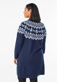 Marineblå sweaterkjole med lange ærmer, prydet med et geometrisk mønster i lys pink og blå på den øverste halvdel, lavet af blødt strikket stof.