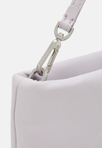 Calvin Klein LOCK QUILT CLUTCH - Borsa a tracolla - iris