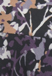 Dehnbare Stoffe mit einem abstrakten Muster in Lila, Schwarz und Beige. Weiche Textur mit glatter Oberfläche und leichtem Glanz.