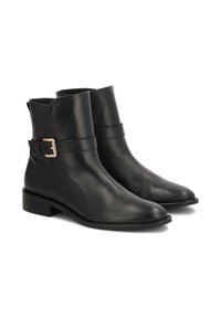 Botas de tobillo de cuero negro con punta ligeramente afilada, que cuentan con una correa y un detalle de hebilla, tacón bajo y acabado suave.